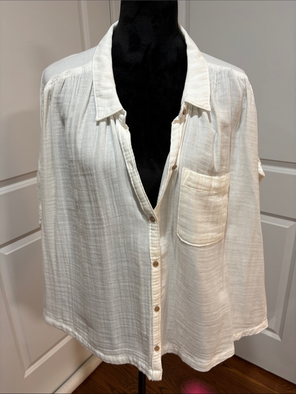 Old Navy Ivory Button-Front Pocket Blouse - Picture 3 of 9